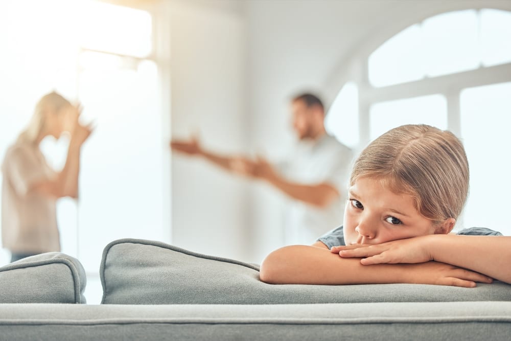 Etualalla on lapsi, jonka tapana vanhemmat riitelevät